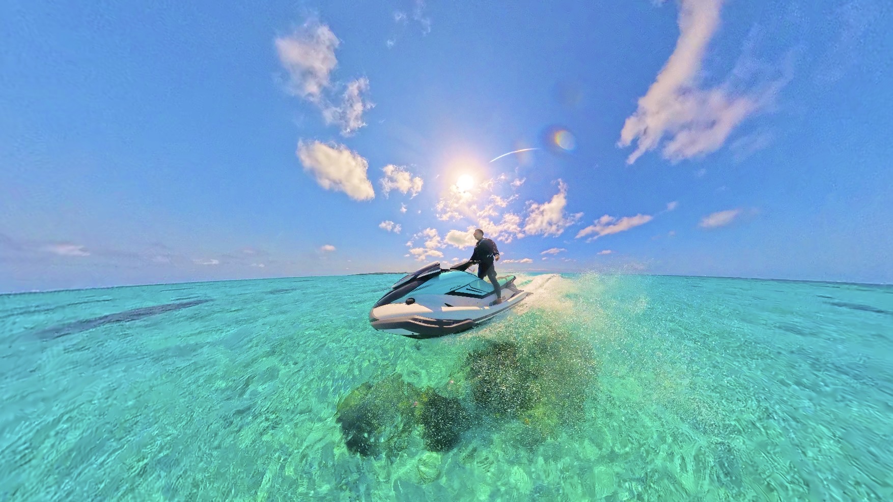 宮古島でジェットスキーレンタル - 透明度抜群の宮古ブルーの海でジェットスキーを楽しむ様子